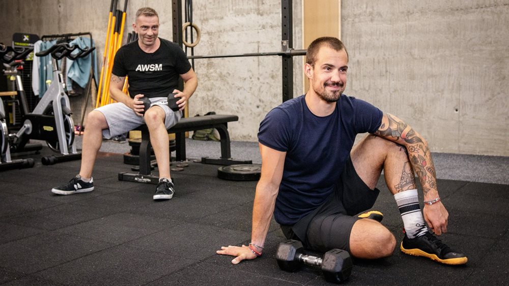 Mierite do posilňovne? Takto sa vypracujete a nezraníte